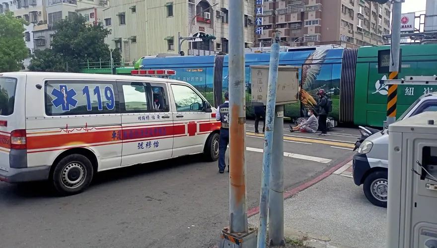 快訊/再闖紅燈啊！騎士「不甩交警」違規車倒、腳壓傷　高捷回應：可能要賠
