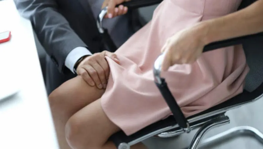 應徵補習班老師遇狼！女慘遭「吻臉啃脖」性騷　還被凹幫餵貓
