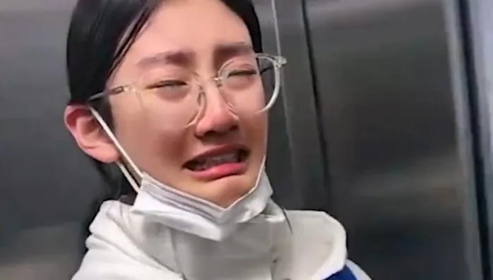 影/聽聞學費一年22萬　女高中生電梯內淚崩：我老花妳錢