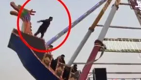 影/超狂男子站海盜船船頭「御風而上」　遊客全嚇壞：現在賣站票了嗎
