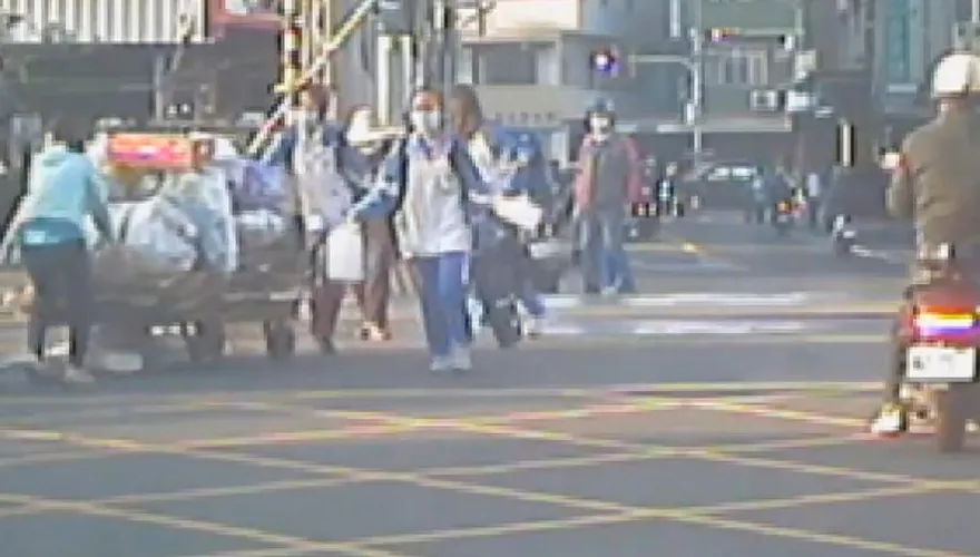 影/台灣最美風景！4女協助拾荒阿嬤過平交道　只差25秒險遭火車撞上