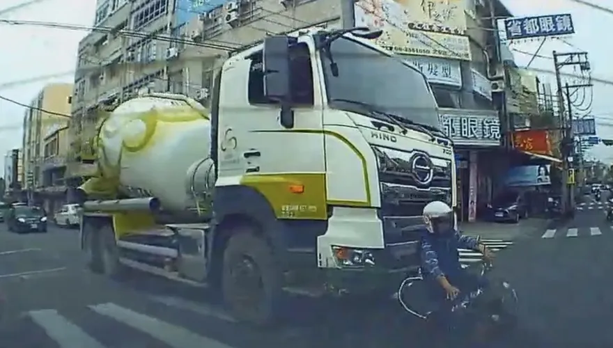 影/預拌混凝土車視線死角又出事！　7旬翁騎機車慘捲車底遭輾亡