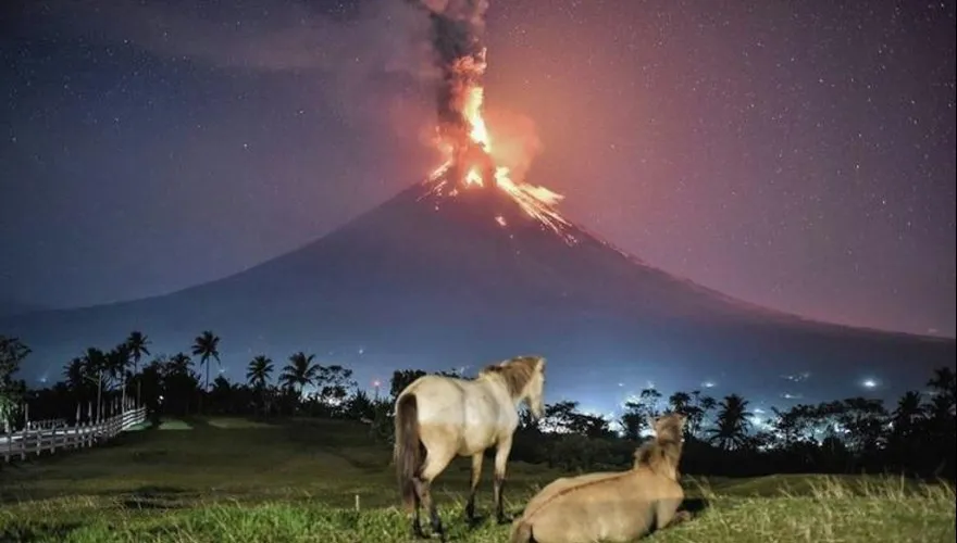 飛機墜毀活火山  多人生死不明！搜救隊：情況非常危險