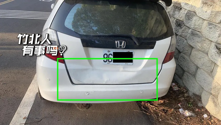 影/這等停車技術？三寶「逆向插入來回8趟」碰一聲闖禍　躲百米外仍被抓包