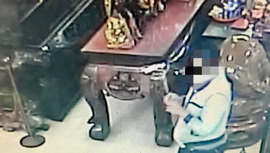 影/「校服」太顯眼！偷虎爺金牌躲網咖　他遭逮竟演苦肉計