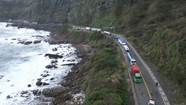 快訊/台2線驚見「海景停車場」！雙向車潮塞爆　駕駛下車看海