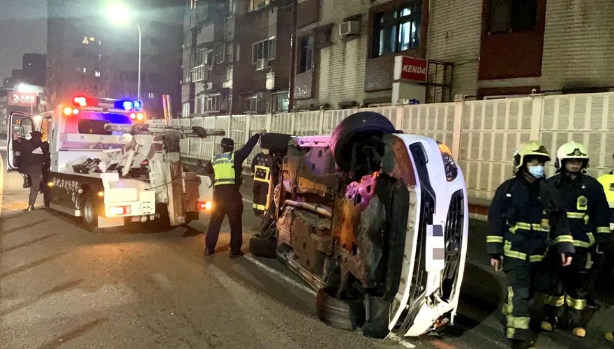 男子酒駕高架橋超車不慎　擦撞特斯拉後翻車側躺路中