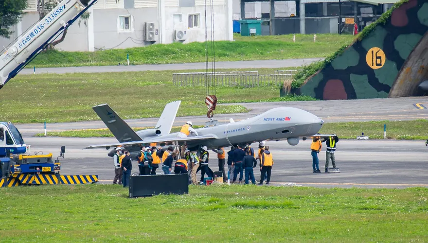 快訊/中科院騰雲無人機花蓮基地起飛失控衝出跑道！機身毀損