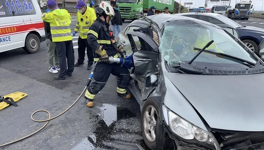 違規右轉惹禍！轎車遭聯結車攔腰撞嚴重變形　警消救出2人送醫