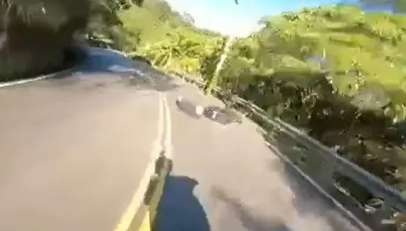 台中136縣道事故！2機車猴急速狂飆　壓車再騎對向…下秒撞電桿噴飛