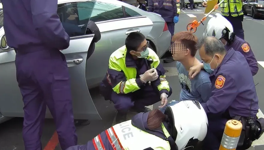 「這位哥」果然囂張！他違停睡覺槍擺腿上　躲警網圍捕追撞4車後仆街就逮