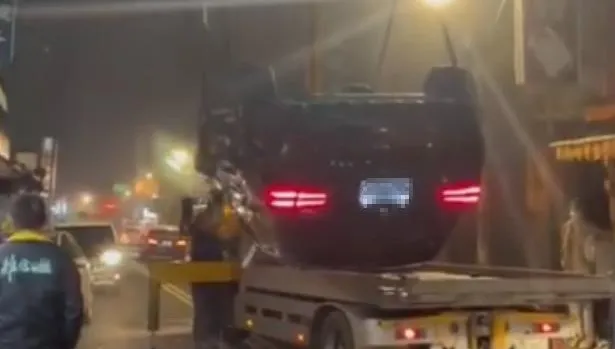 拖救新招？賓士車「翻肚」沒「轉正」就吊上車　他驚會不會吊到壞