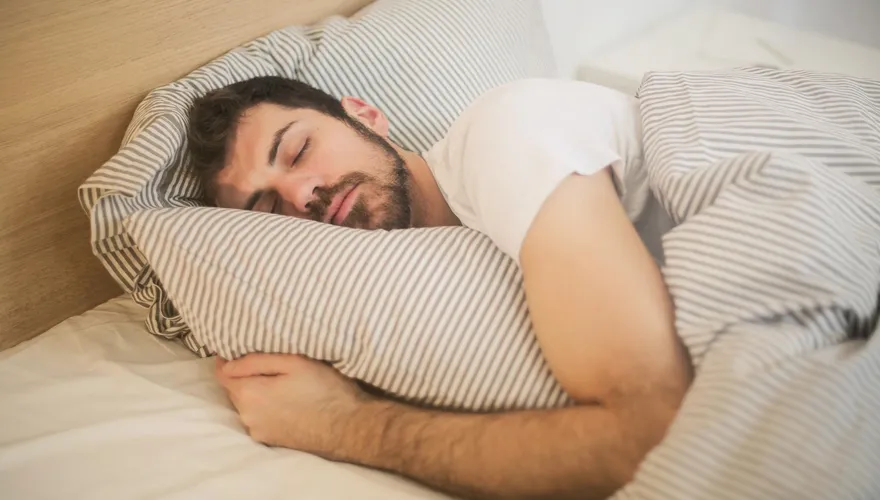 全球近30%人受失眠所苦！AI腦波帽精準分析睡眠障礙原因