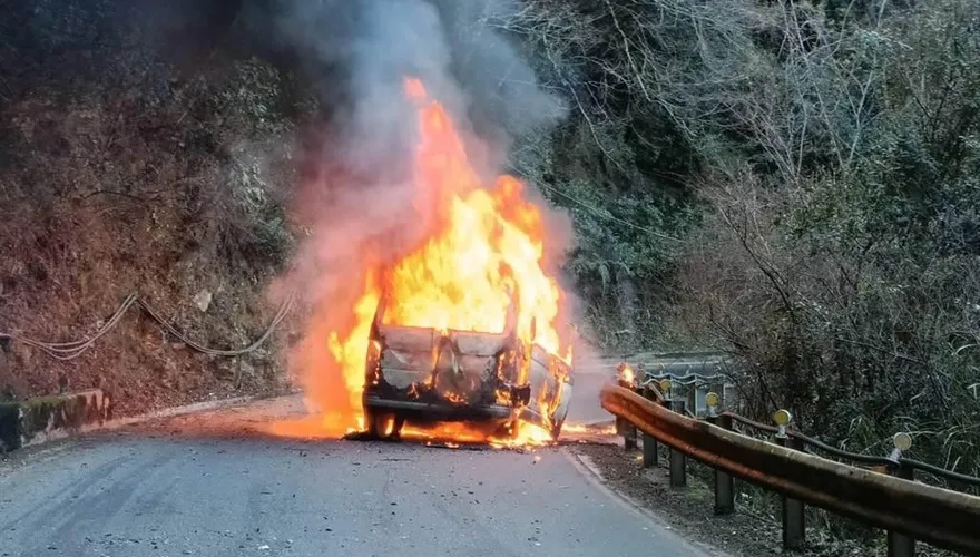 快訊/武陵賞櫻返程途中火燒車！車內8人驚險逃生