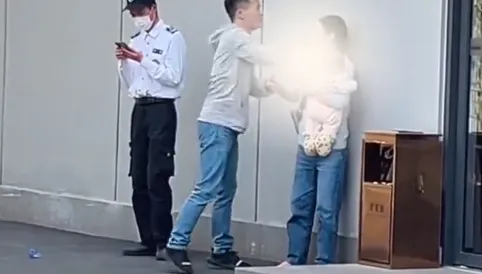 影/夫妻於地鐵站口發生激烈爭執...下秒丈夫竟出拳毆打　一旁警衛未阻止遭網罵翻