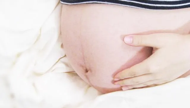 驚！孕媽咪拿壺鈴健身到一半「肚子掉下來」她抱肚差點現場接生