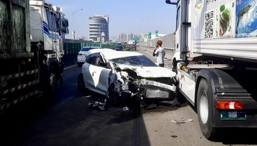 嚇！自小客車高架橋遭2貨櫃車夾擊　車子爛了駕駛神奇僅輕傷