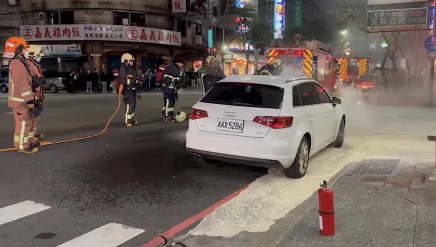 快訊/奧迪轎車行進間引擎突起火　民眾、警消合力協助撲滅火勢