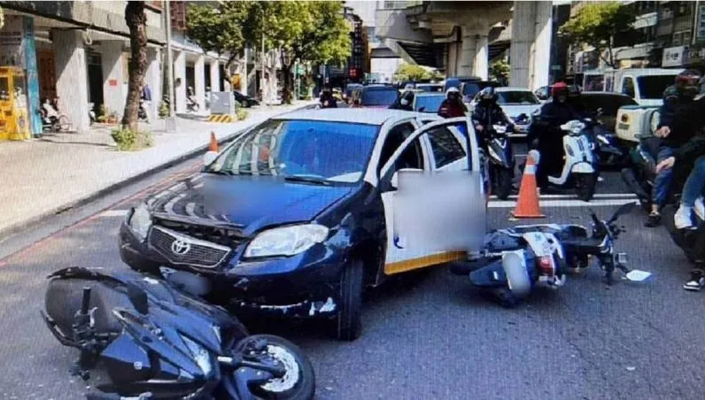 三寶出沒！「油門煞車分不清」　上分隔島驚嚇再爆衝2騎士遭殃