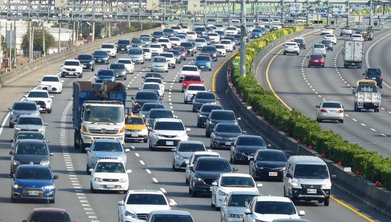 影/國道塞車變才藝大賽！「刷牙、尿尿、做伸展」　網笑：時間管理大師