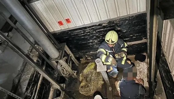 快訊/恐怖電梯吃人！男子恍神「手腳全斷」慘跌2公尺電梯井
