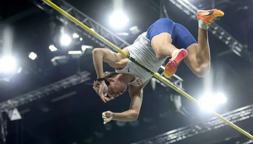 影/天空無極限！23歲瑞典鳥人飛越6米22　再寫撐竿跳世界新猷