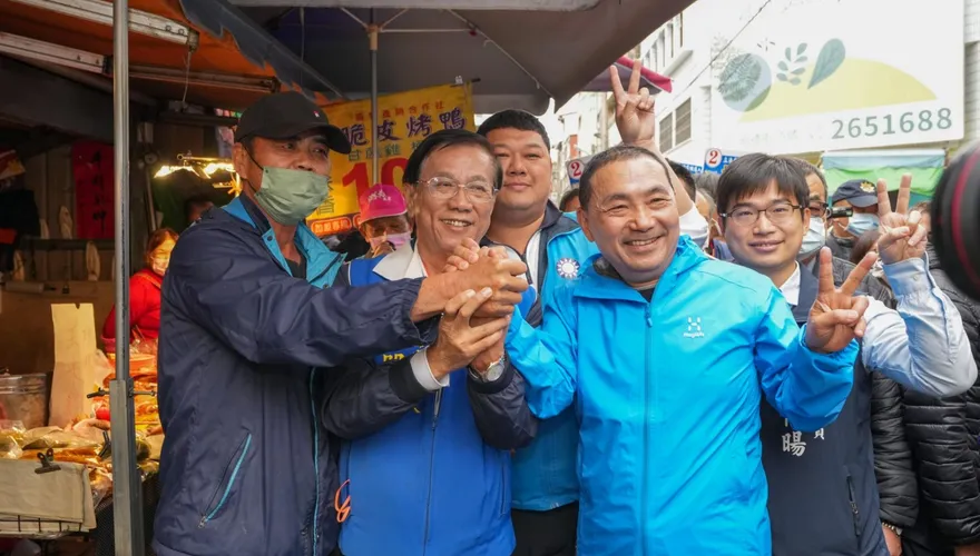 藍營最強母雞來了！　南投立委補選黃金周侯友宜陪市場掃街