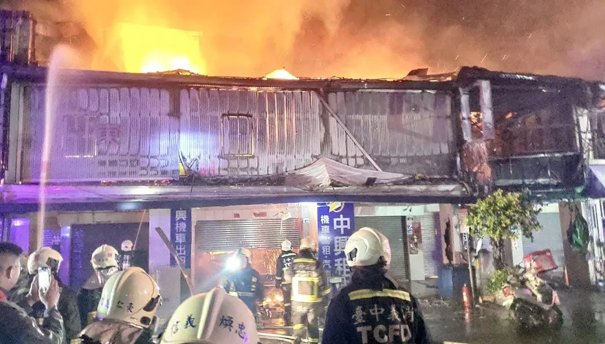 影/台中暗夜大火悶燒近5hr　火勢延燒12戶寵物店救出2倉鼠
