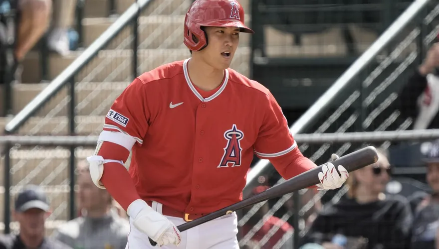 影/大谷翔平首次面對投球時鐘！　首打席夯到全壘打牆上