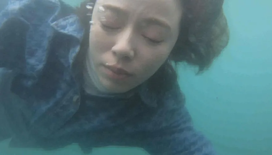 王瞳被推落海！7度寒流「沉入海中險失溫」近況曝