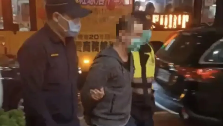 騎車3貼沒戴安全帽遭警攔查　他把包包丟屋內卻掉出一把槍