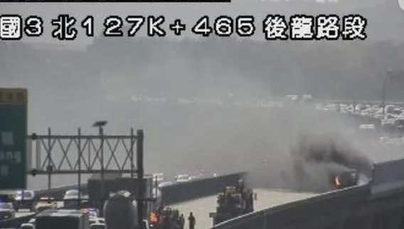 快訊/國3火燒車意外！南下128K處槽車起火駕駛驚險逃出　目前全線封閉