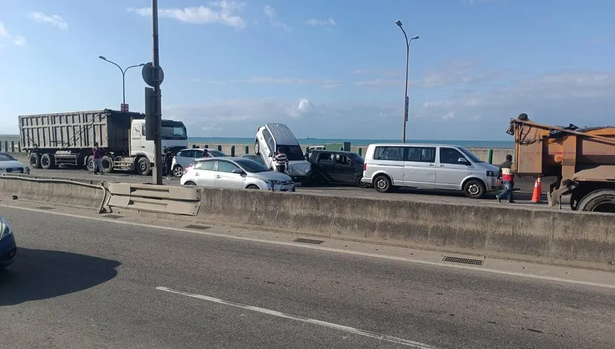 快訊/台61線連環車禍！疑連結車失控撞5車　傷亡不明搶救中