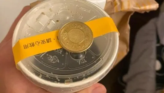 外送員取餐不慎跌倒打翻飲料　他見「一舉動」發文破萬網友讚好
