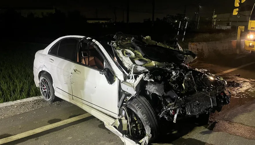 快訊/台南賓士C300撞毀！墜3米水溝車頭爆裂　2男送醫不治