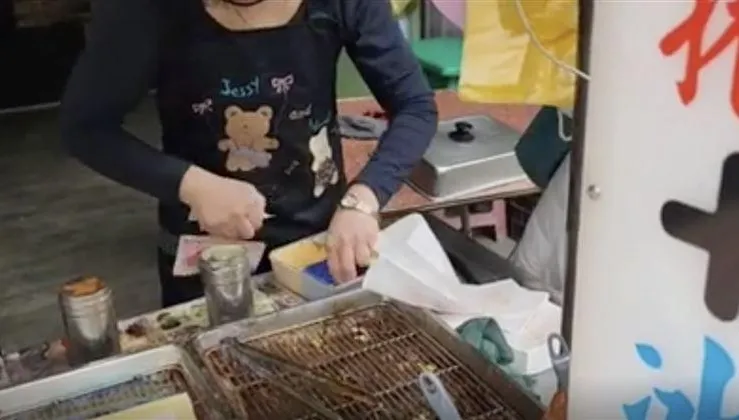 影/蔥油餅闆娘收錢掉地不認帳！民眾遭坑錢　手法曝光網怒疑慣犯