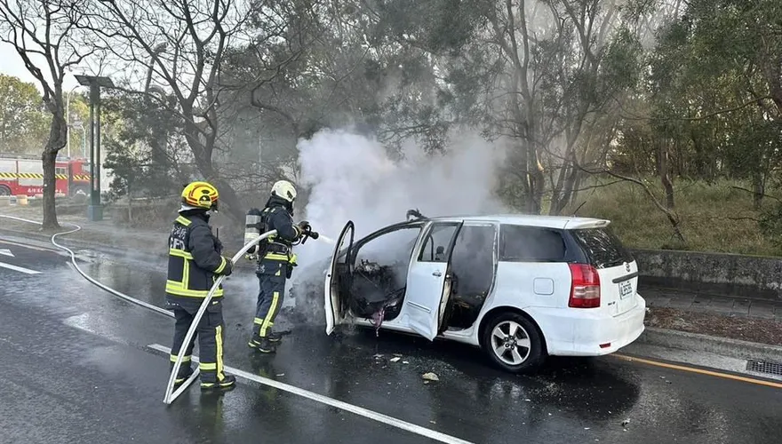 影/酒駕上路火燒車淪廢鐵　男躲罰責狠心丟車棄身障弟逃跑