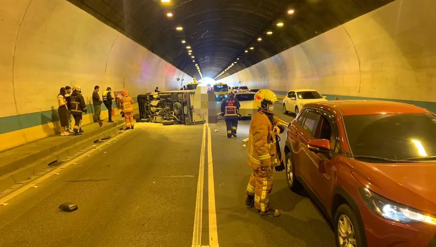 快訊/收假回堵5公里！國3北向中和隧道驚傳3車追撞　貨車側翻90度