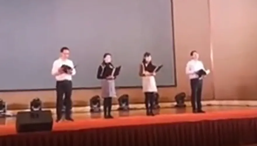 影/公司團建活動表演朗誦...四位員工齊喊「我愛上班」　台下同事爆笑不止