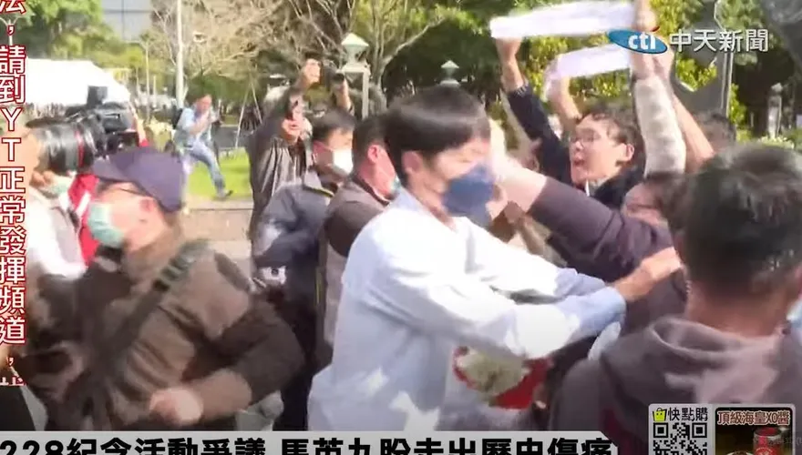 快訊/蔣萬安出席228活動致詞到一半　民眾衝上台大喊「殺人兇手」
