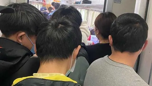 台鐵坐票變站票！連假自強號擠不進妹子氣炸　台鐵回應了