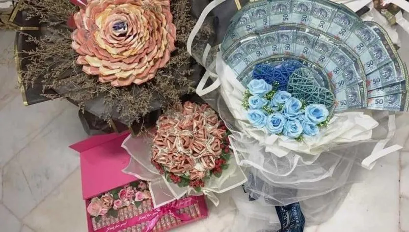 人妻收2.2萬「有錢花」　拆3小時花束拆到崩潰…網嘲「轉帳不香嗎？」