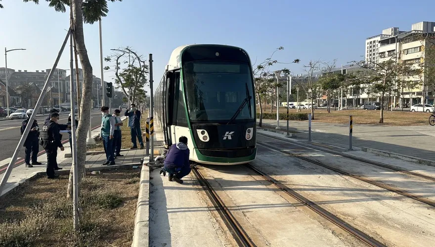 快訊/高雄輕軌又出事！老翁撞上「腳踏車捲車底」　司機現身說法：有鳴喇叭
