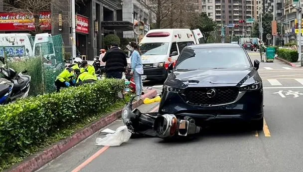 快訊/新北淡水7旬老夫妻騎車出事！與汽車慘對撞　妻殞命夫重傷急救中