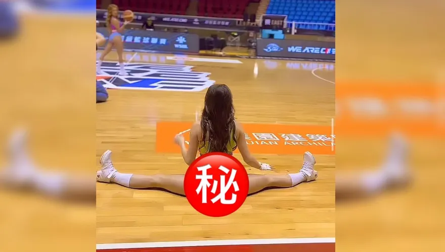 狂抖蜜桃臀！LuxyGirls啦啦隊「丁字褲一字馬」遭批干擾罰球：少管閒事