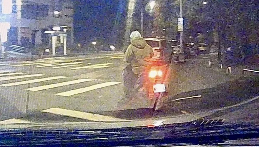 半夜騎車路口與警車一起等紅燈　他心虛加速右轉下場慘了