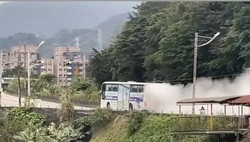 基隆驚現「蒸汽公車」！呼嘯而過留下長長白煙　業者出面這樣說