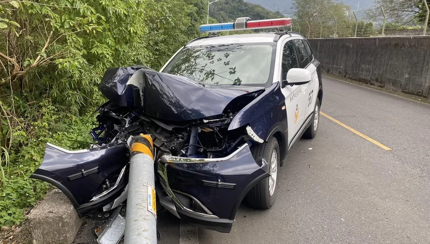 快訊/新北警開巡邏車撞斷電線桿　車頭全毀安全氣囊炸開眼睛爆血送醫
