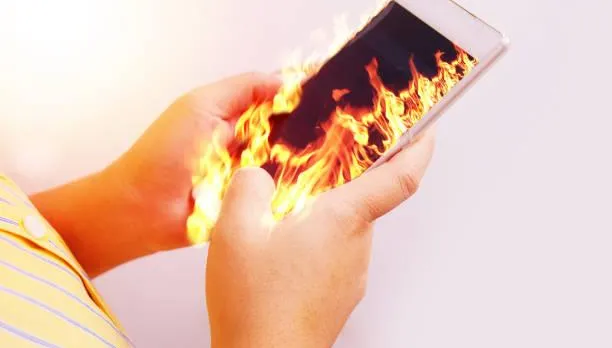 手機炸死人！男「手機充電接電話」秒炸開…倒臥血泊驚悚亡