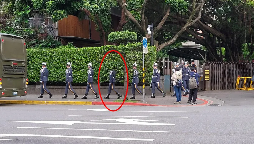 大白天鬧靈異事件！儀隊弟兄「頭不見」上萬網放大猛找：到底在哪…